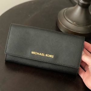 Michael Kors wallet like new condition